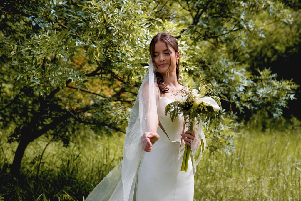 Un bouquet de Mariée, monopoleurs (Arums) très élégant.
Fleuriste de mariage, mes services  vont bien au delà du bouquet de mariée. Je vous aide dans la décoration de tout votre mariage : centres de table, soliflores, bouts de bancs fleuris, cérémonie laïque, boutonnières, bijoux fleuris, couronnes florales, arche fleurie, décoration fleurie table d'accueil, de la salle de réception
