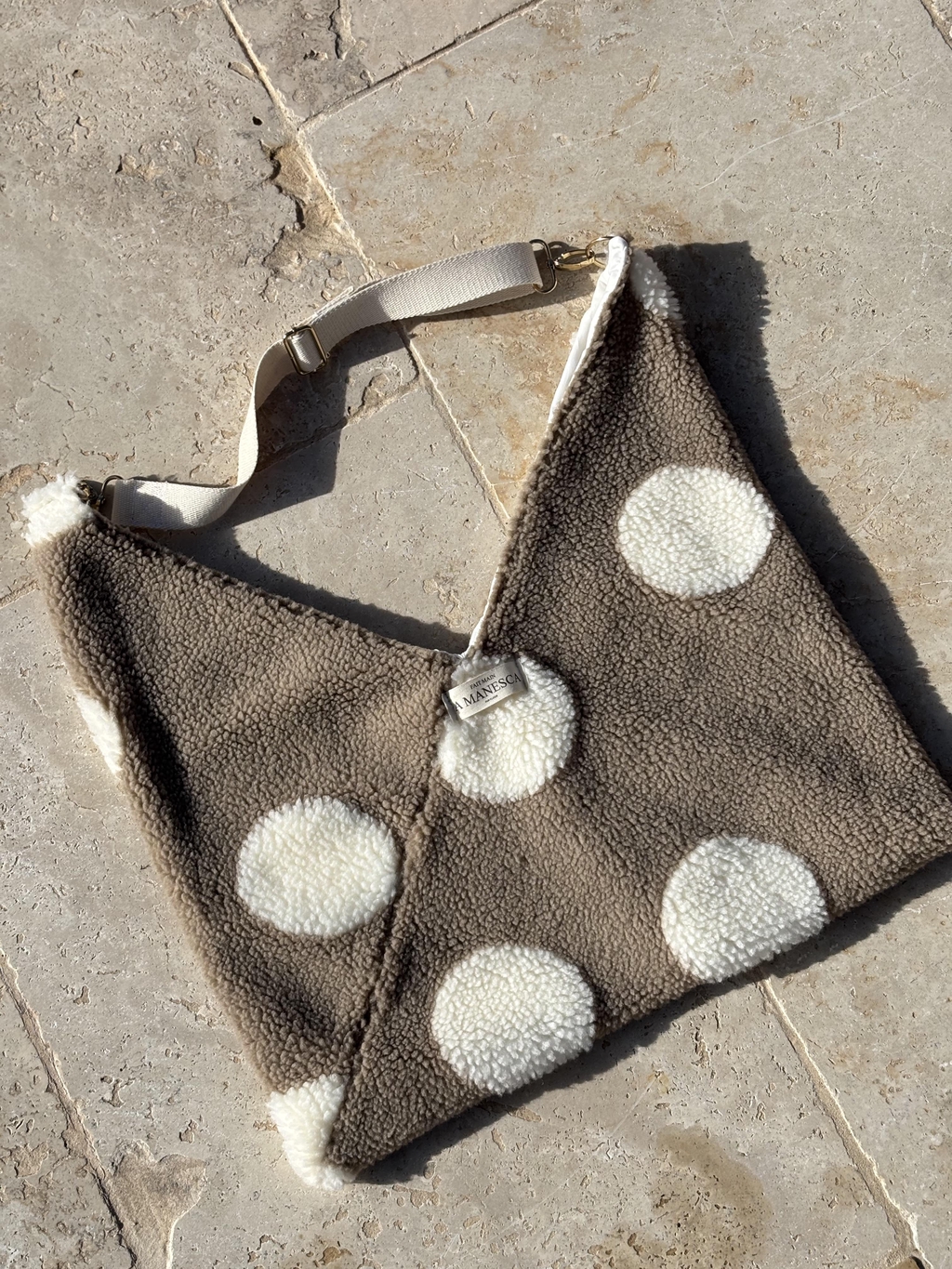 Des sacs uniques, faits main ! Des sacs banane, des sacs origami, des pochettes à téléphone, des tote-bags, il y en a pour tous les goûts ! 
