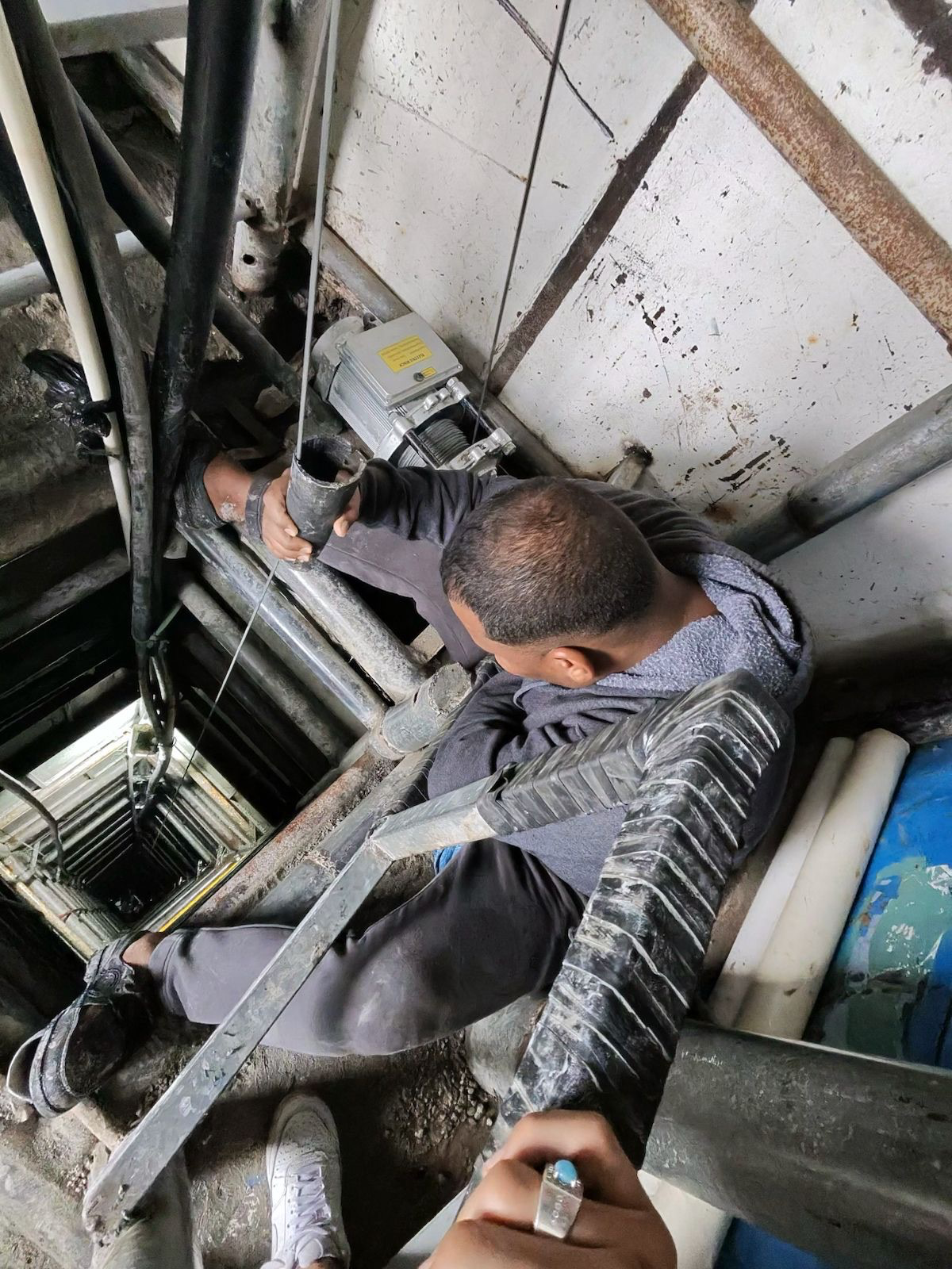 CHRISAD'EAUX s'est rendu dans les zones d'exploitation du Larimar dans la région de Barahona afin de découvrir le travail réalisé sur place et de participer à la sélection de pierres brutes.
