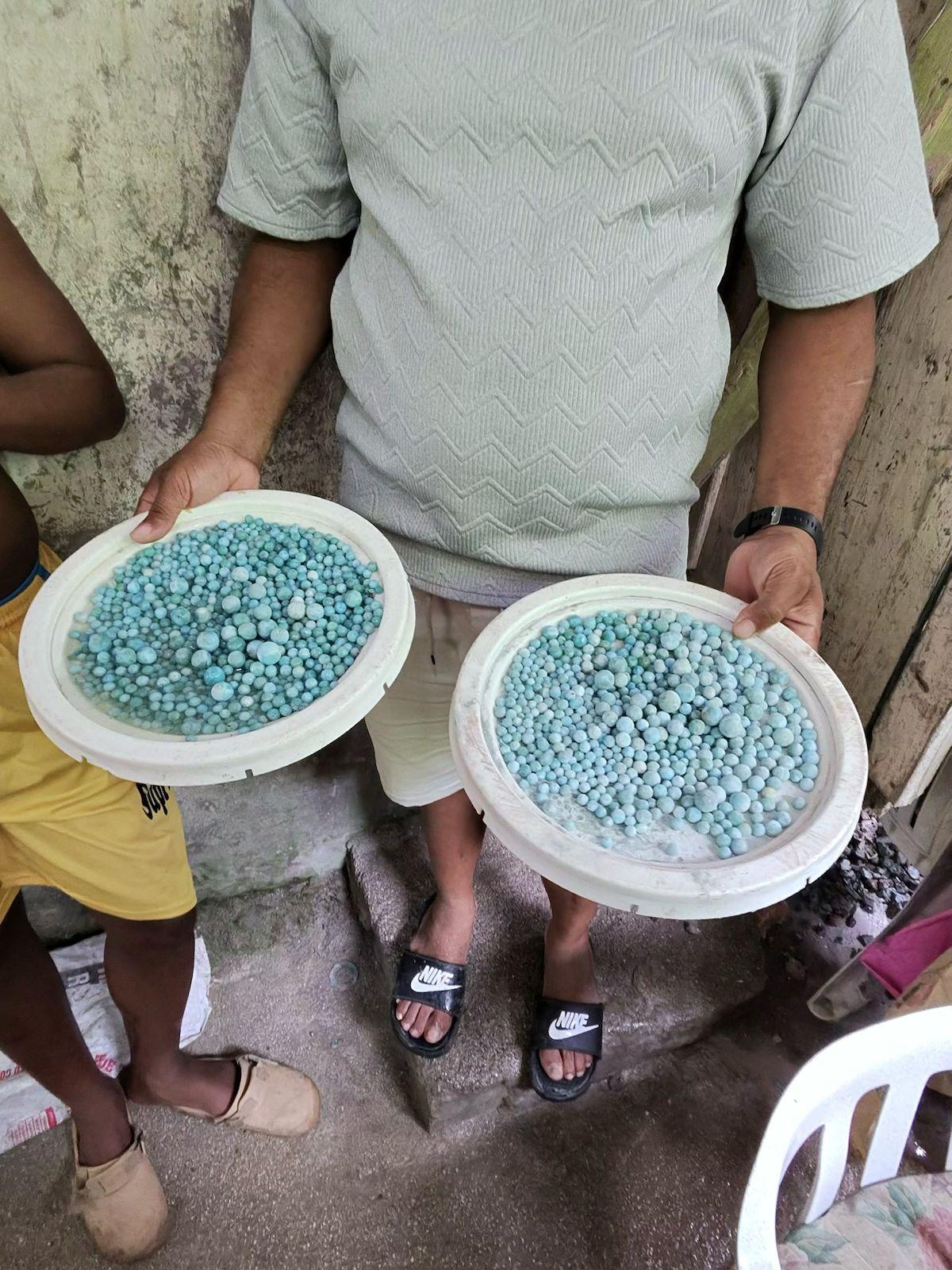 Le Larimar présente naturellement différentes nuances allant du blanc bleuté au bleu clair, au bleu turquoise, au bleu-vert et parfois à des bleus plus soutenus, avec des motifs blancs caractéristiques.