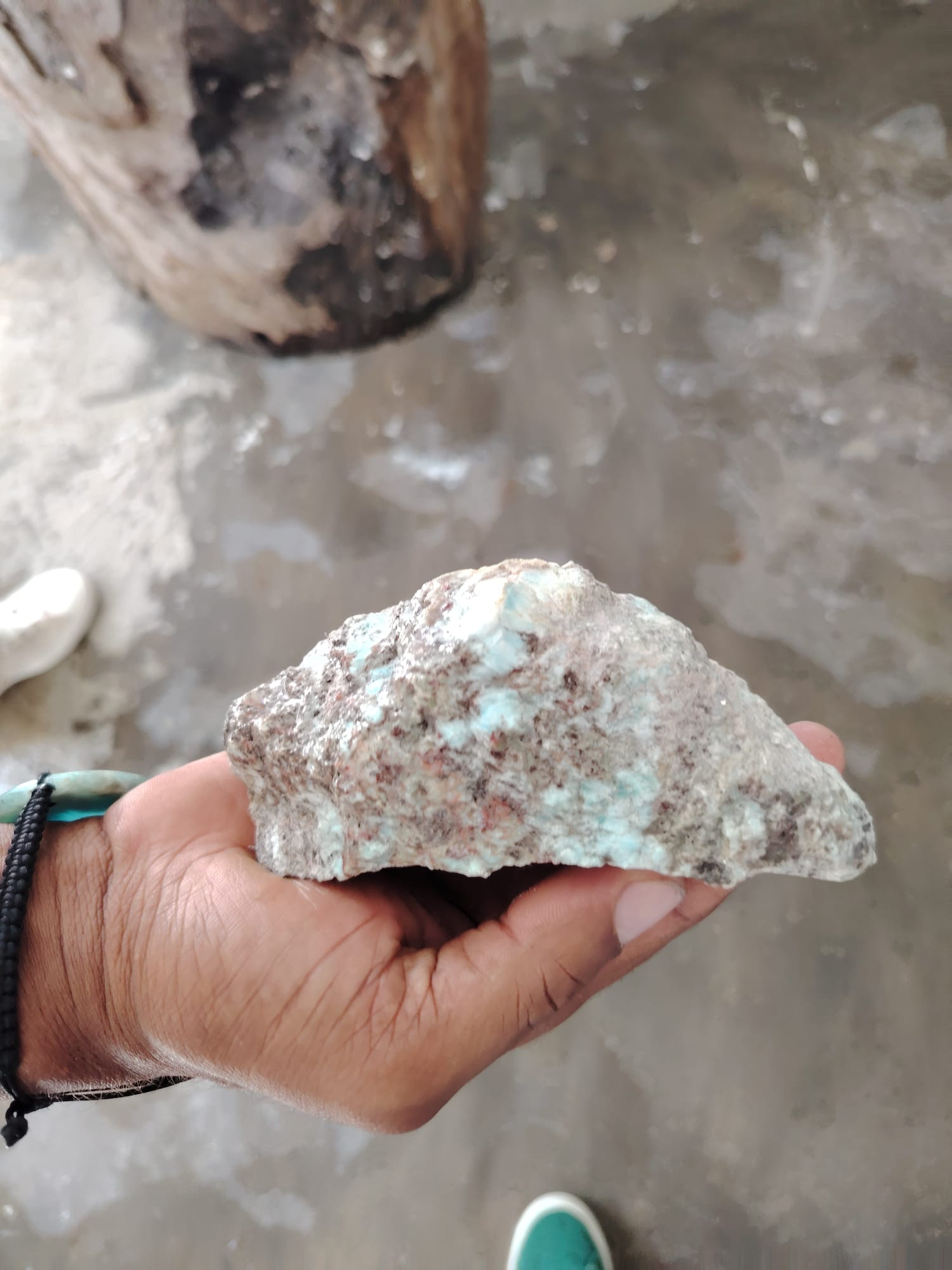 La formation du Larimar résulte de phénomènes géologiques complexes liés aux anciennes roches volcaniques de la région de Barahona et à la circulation de fluides à travers la roche.