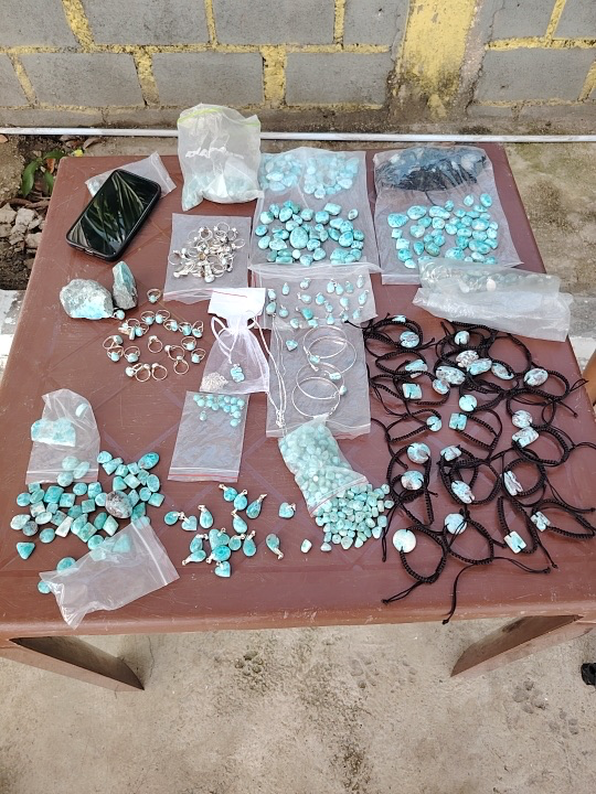 La qualité d'un Larimar s'apprécie selon plusieurs critères, notamment la couleur, les motifs naturels, le contraste, la qualité de la matière, la taille et l'état de la pierre.