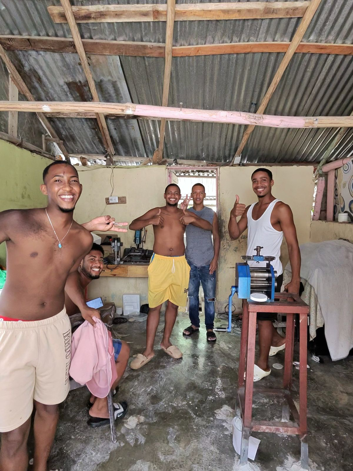 Chez CHRISAD'EAUX, une partie de notre démarche commence avec la sélection du Larimar brut avant sa découpe, son polissage et sa transformation en bijou.