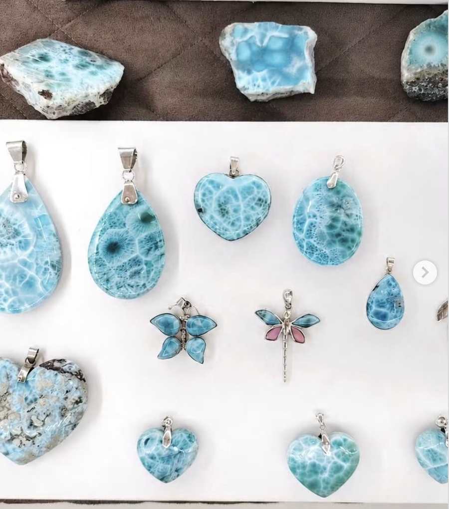 Le prix du Larimar varie selon plusieurs critères, notamment la couleur, les motifs, la qualité de la matière, la taille de la pierre et le travail nécessaire pour la transformer en bijou.
