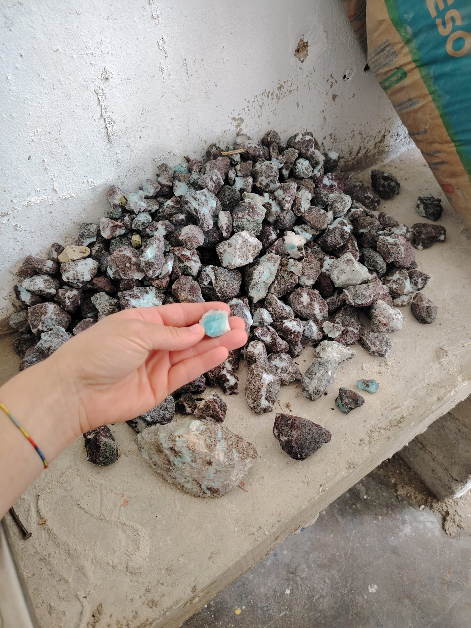 Larimar brut provenant de la République dominicaine, avant sa transformation et son travail en bijouterie. Cette matière naturelle révèle progressivement ses couleurs et ses motifs lors de la découpe.
