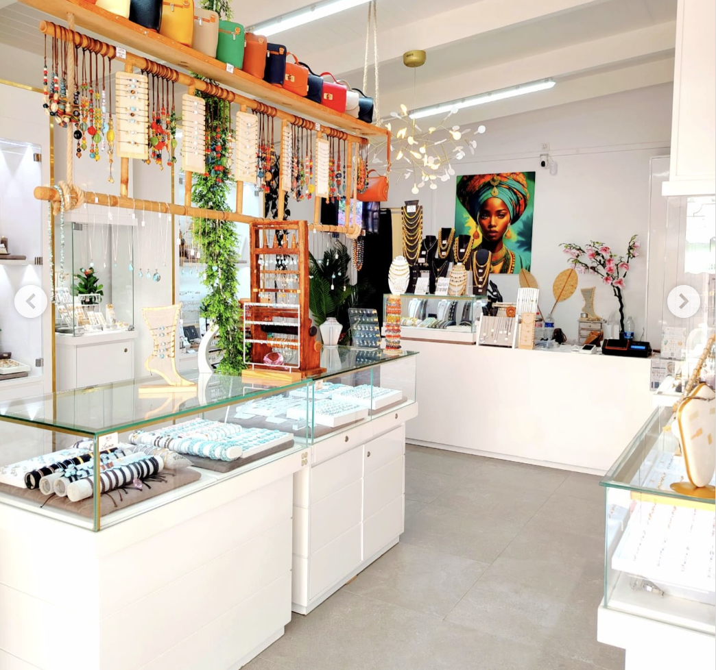 En bijouterie, chaque pierre de Larimar apporte ses propres nuances, motifs et variations naturelles. Sa singularité permet de créer des bijoux dont l'apparence est différente d'une pièce à l'autre.
