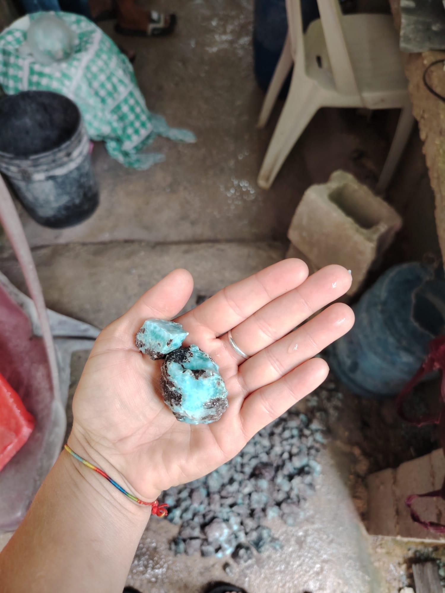 Le véritable Larimar correspond à une pectolite bleue caractéristique provenant de République dominicaine. Son apparence, sa provenance et les caractéristiques de la matière permettent de mieux comprendre son authenticité.