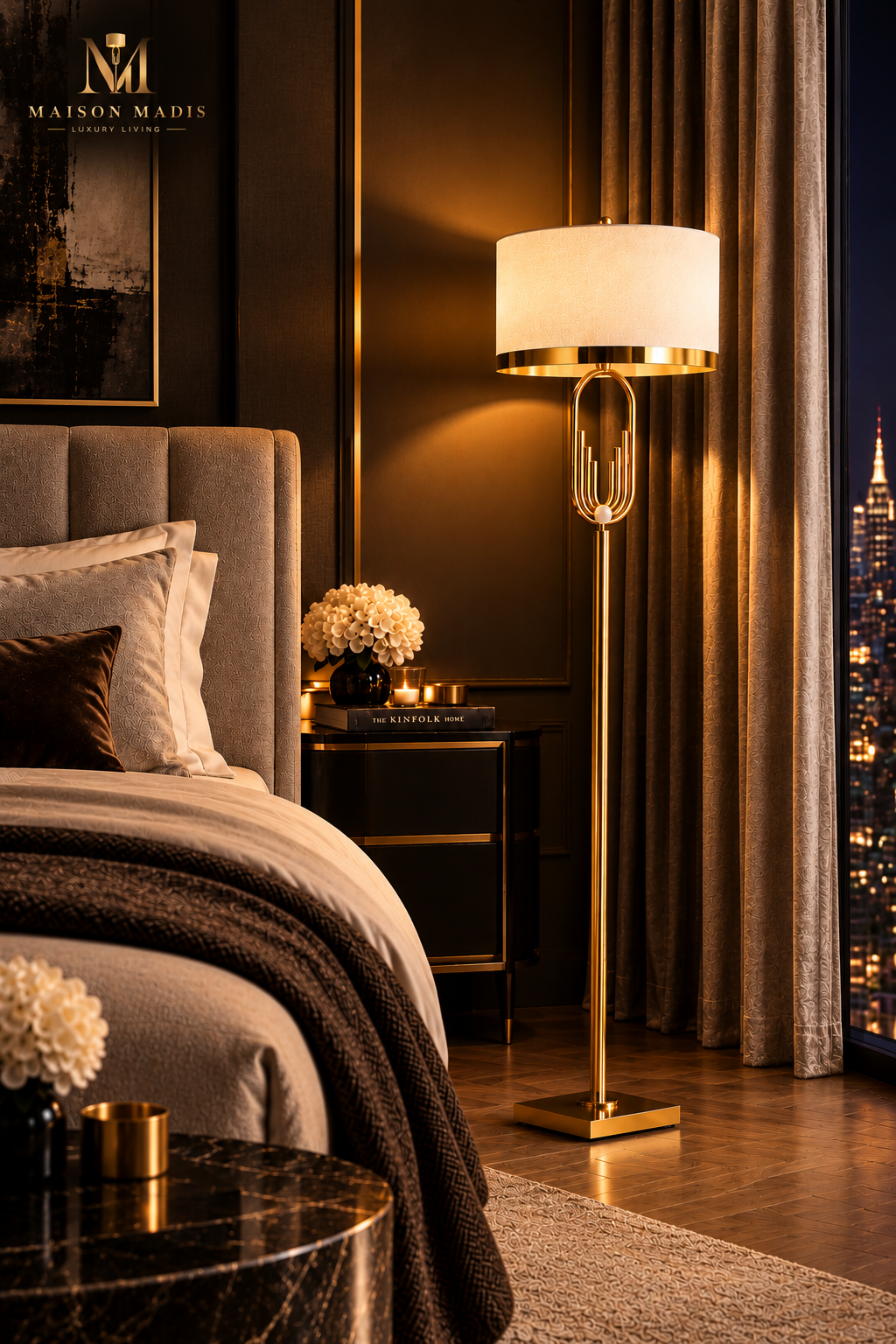 Elegante gouden vloerlamp met witte lampenkap in een luxe modern interieur – Maison Madis