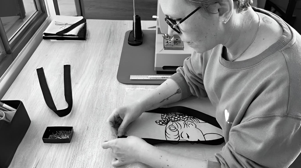 Les Cousettes du Chat Noir,
c'est une vaste collection de pochettes et de tote bags fait main en Provence.
Possibilité de personnalisation.