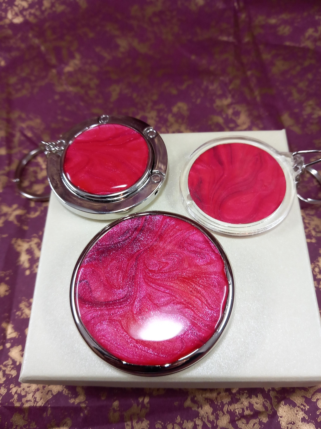 Coffret porte sac,  porte clé et miroir aux couleurs assorties.
Plusieurs teintes possibles