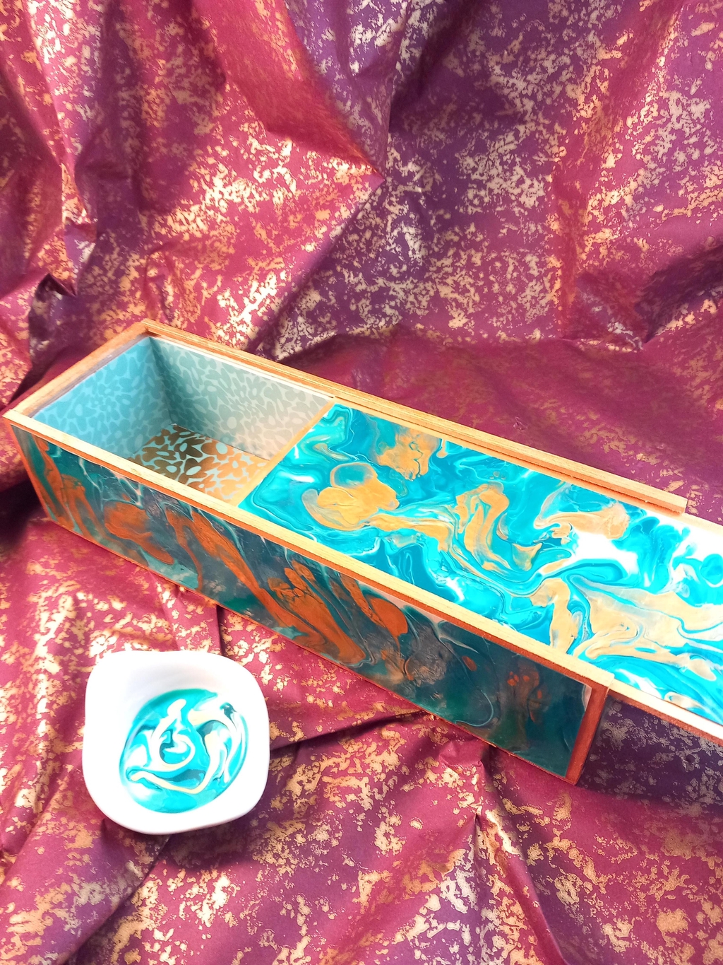 Boite pour ranger les sachets d'infusion ou de thé. Décorée en extérieur et intérieur turquoise et or