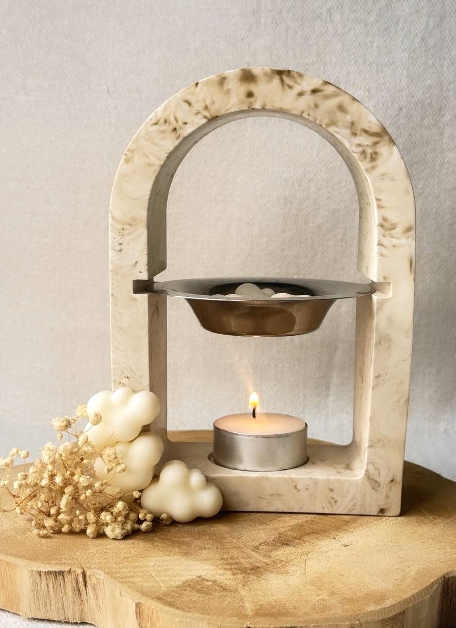 Gardien de senteurs et d’instants parfumés, il sublime la flamme et révèle les arômes.