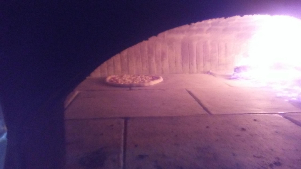 Pizza su forno a legna lievitata a regola d'arte