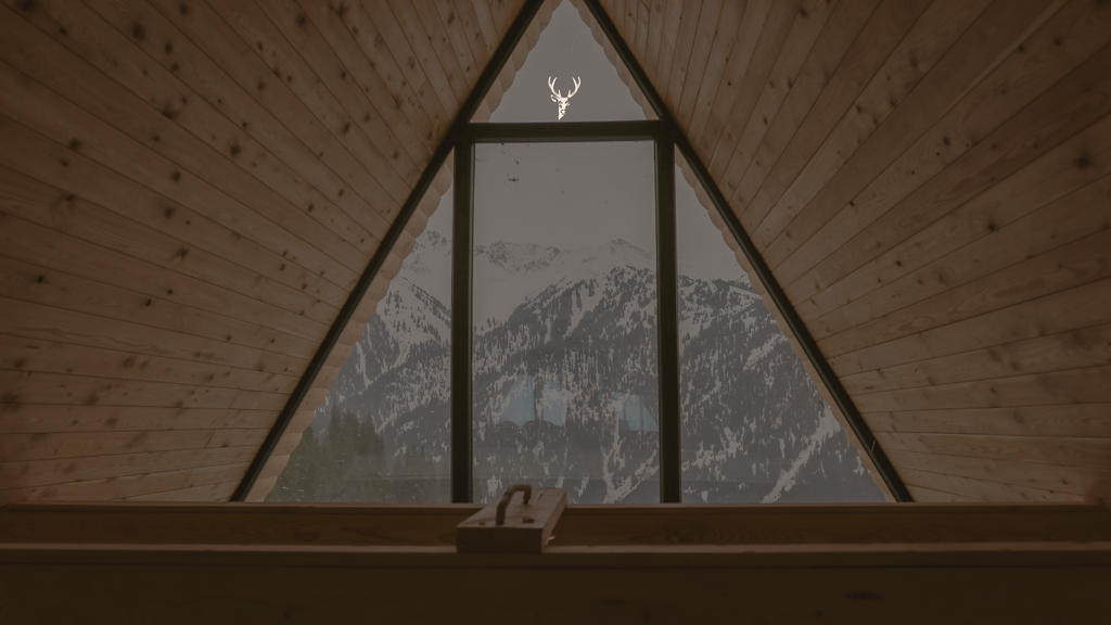 AGENCY — Une histoire née à Val Thorens, écrite avec confiance

Tout a commencé à Val Thorens, il y a plus de 20 ans.

À cette époque, nous assurions la sécurité et la sûreté des résidences de la station, veillant sur les lieux et sur ceux qui y vivaient, avec la même attention que si c’était chez nous.

Cette présence, saison après saison, a forgé un lien fort avec la montagne et avec ceux qui la font vivre.

En 2016, est née AGENCY ATTITUDE.

Le nom s’est imposé comme une évidence : Attitude, pour rappeler l’altitude — cette montagne qui nous inspire, nous élève et guide notre façon d’être.

C’était une manière d’exprimer notre philosophie : être proches, mais toujours à la hauteur.

Quelques années plus tard, l’envie d’aller plus loin a naturellement pris forme.

De veiller sur les résidences, nous avons choisi d’accompagner leurs occupants.

C’est ainsi qu’est née AGENCY CONCIERGERIE, il y a plus de 5 ans, prolongeant notre mission de confiance vers la gestion, l’entretien et le service personnalisé.

Aujourd’hui, nous unissons nos deux savoir-faire — sécurité et conciergerie — pour offrir aux propriétaires et voyageurs une expérience fluide, simple et humaine.
Du suivi de biens à la gestion locative courte durée, chaque détail compte, chaque demande trouve sa réponse.

Notre nouveau site web et notre boutique en ligne prolongent cette exigence :

Rendre nos services accessibles, même à distance, tout en gardant l’esprit de proximité qui fait notre différence.

AGENCY CONCIERGERIE — Une histoire d’altitude, d’attitude et de confiance, tissée à Val Thorens depuis plus de 20 ans.