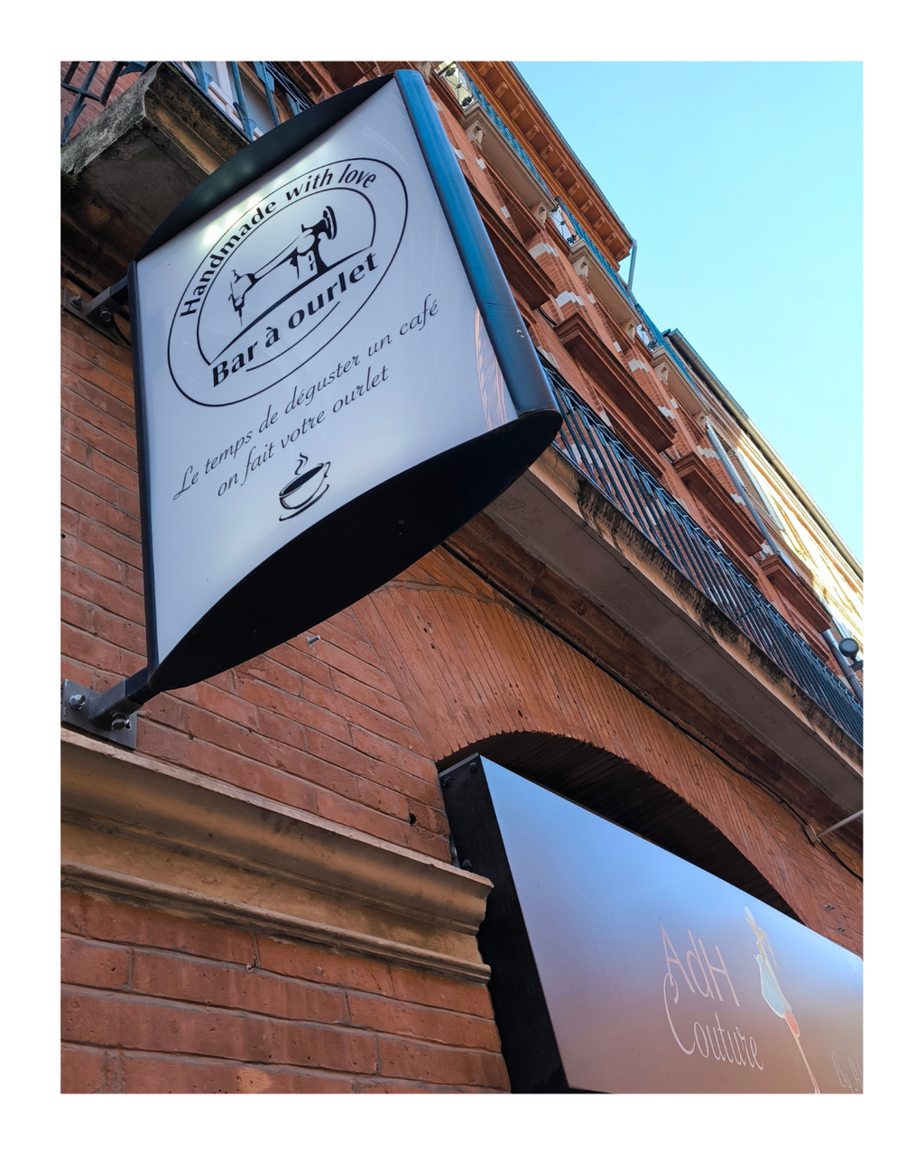 ADH Couture  Bar à Ourlet  phto enseigne de rue et devanture  exposition bijoux haute fantaisie cuir marin 