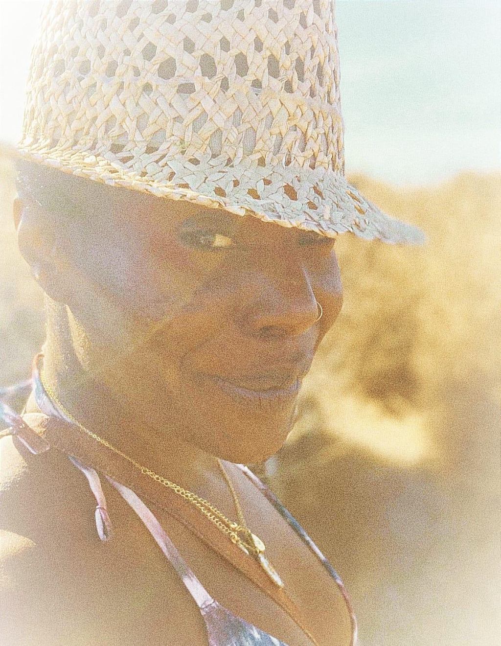 Photo couleur créatrice bijoux haute fantaisie cuir marin  économie circulaire up-cycling  