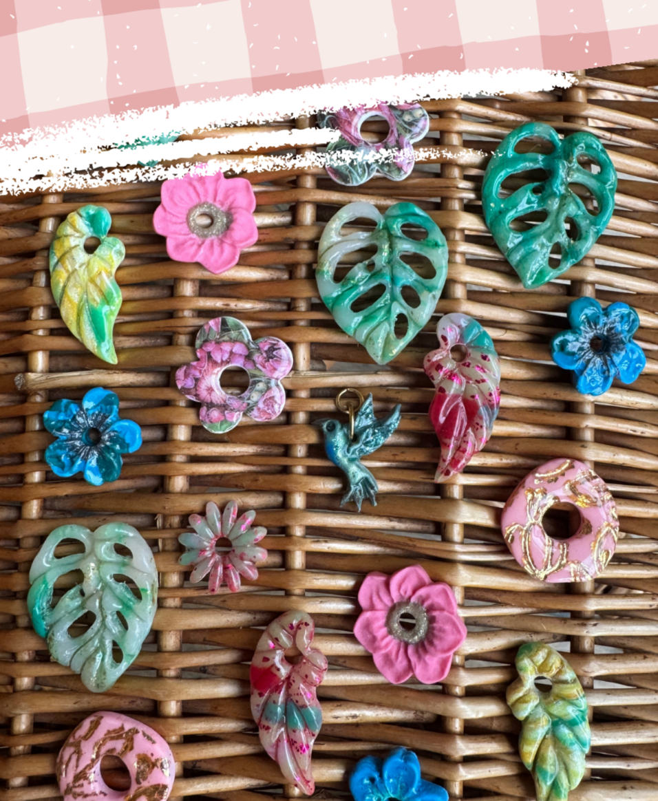 Une collection qui célèbre les tropiques avec des pampilles éclatantes inspirées des fleurs exotiques, des feuilles luxuriantes et des couleurs vibrantes des marchés créoles, pour une évasion ensoleillée.
