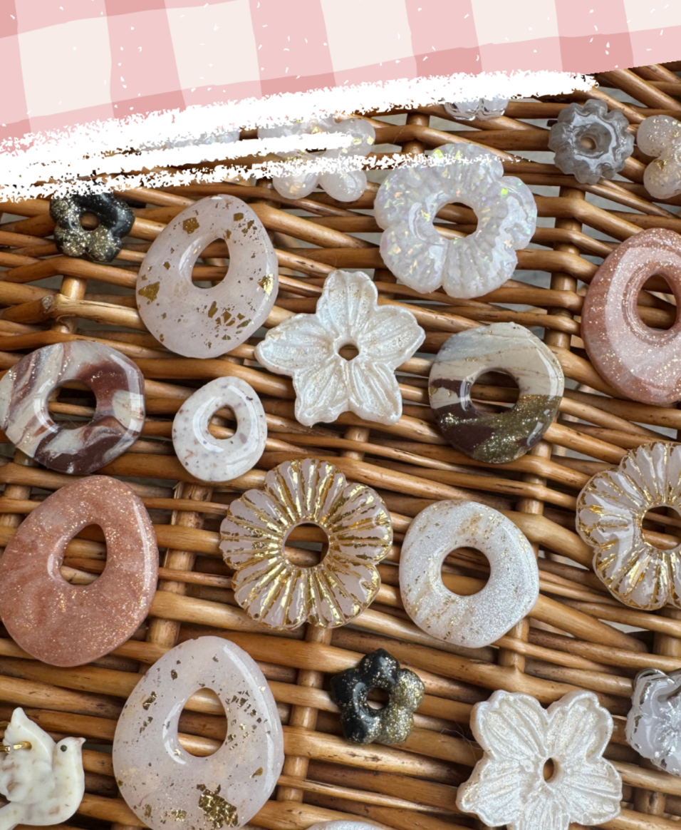 Des pampilles qui évoquent la paix et la pureté des pierres naturelles et des textures minérales, mais aussi la légèreté grains de sable..