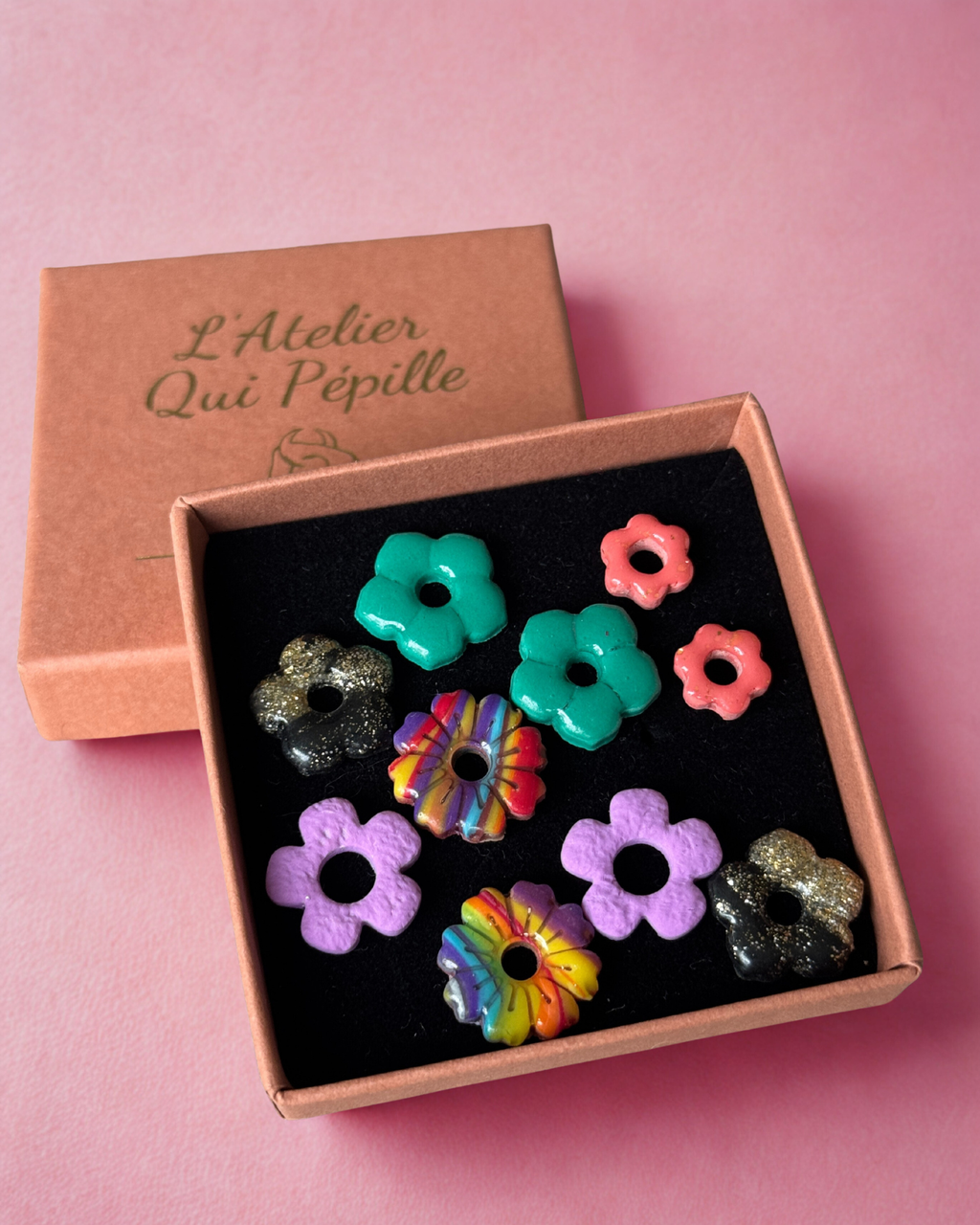 Coffret bijoux pour petite fille avec 5 mini pampilles et 1 paire de créoles. Des bijoux faits main pour faire “comme maman”. Créations artisanales L’Atelier Qui Pépille.