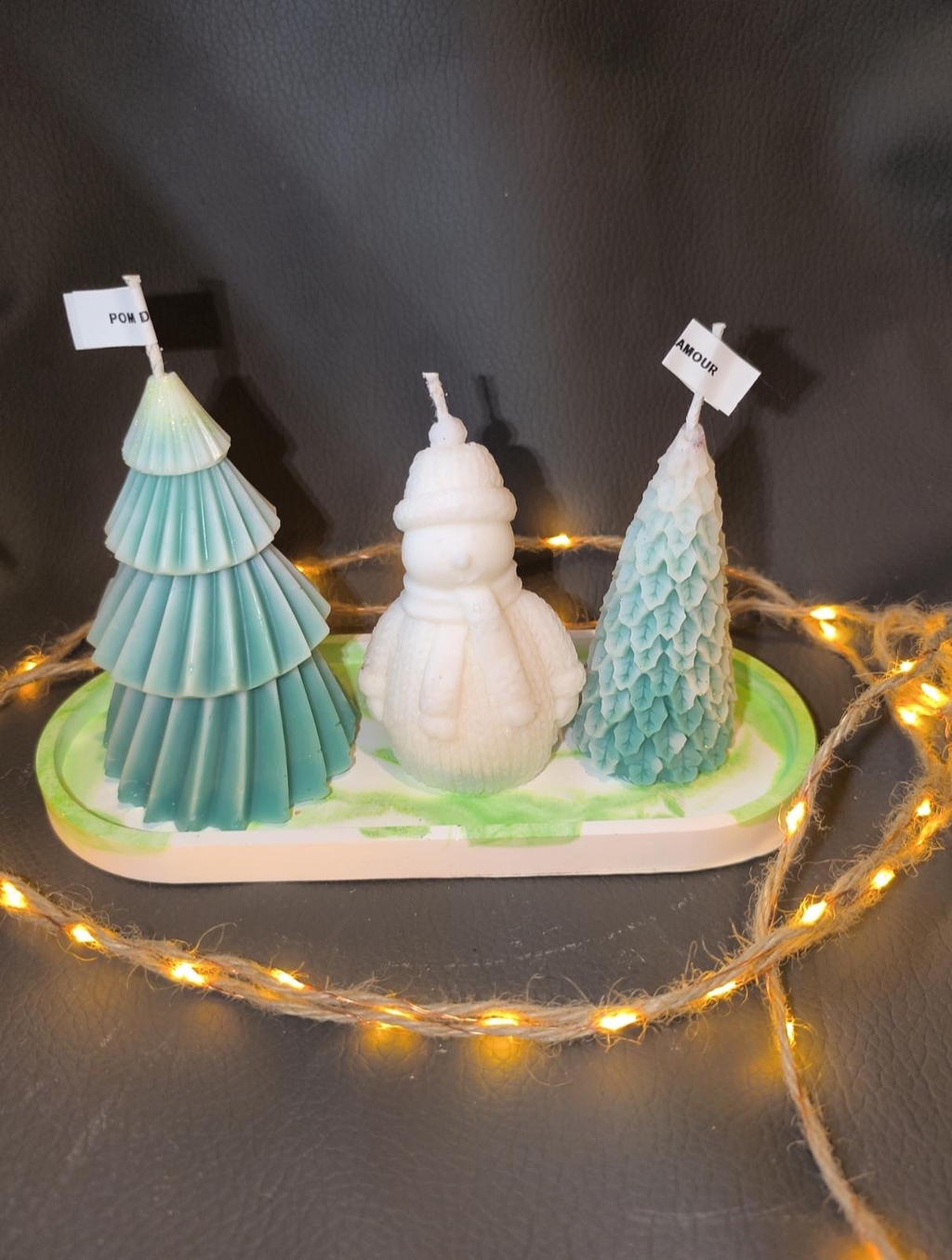 Lot bougie noël et socle 

Réalisation en cire de soja et cire d'olive entièrement a la main.
Chaque création est unique ,parfumée et 100% végétale.
