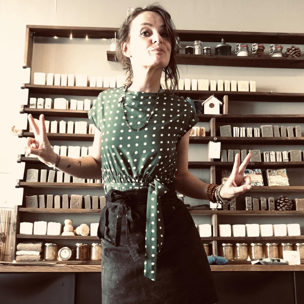 Une savonnière minimaliste et engagée, passionnée par son métier. 