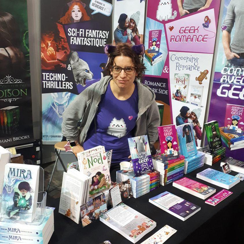 photo de l'autrice en salon avec ses oreilles de chat