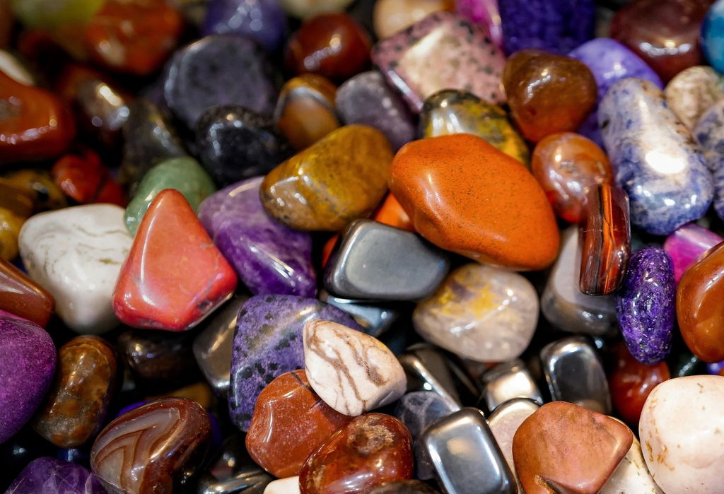 Lithothérapie, l'arbre des vertues, bracelets et orgnotes en pierres
