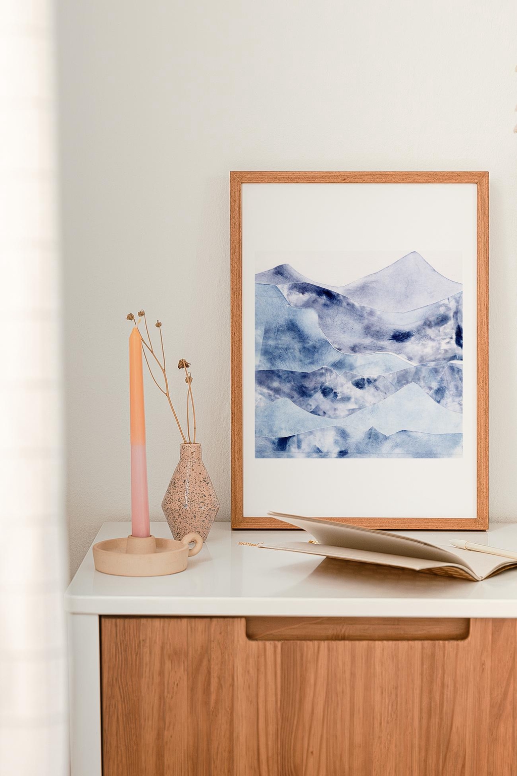 Illustration à l’encre représentant un coquillage, réalisée dans des teintes de bleu profond et délicat. Le dessin suggère le mouvement et le bruit de la mer. Cette œuvre poétique et épurée s’inscrit dans une collection inspirée par l’océan, le geste et la contemplation, idéale pour une décoration intérieure raffinée et apaisante.