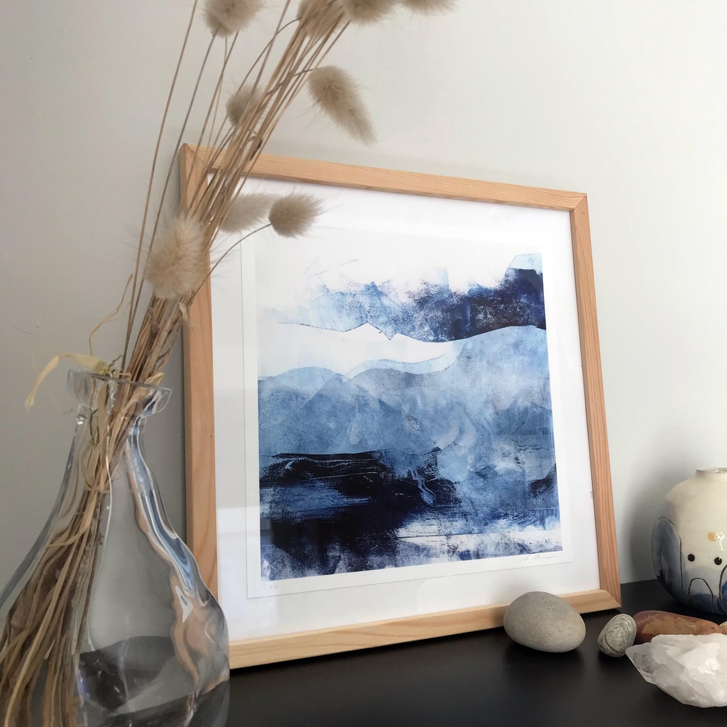 Tirage d’art sous forme d’estampe contemporaine représentant un paysage marin abstrait. Les variations de bleus, le travail du mouvement et la composition épurée évoquent l’univers des estampes japonaises, dans un esprit inspiré de Hokusai. Cette œuvre graphique invite à la contemplation et au voyage, entre tradition et abstraction, idéale pour une décoration élégante et poétique.