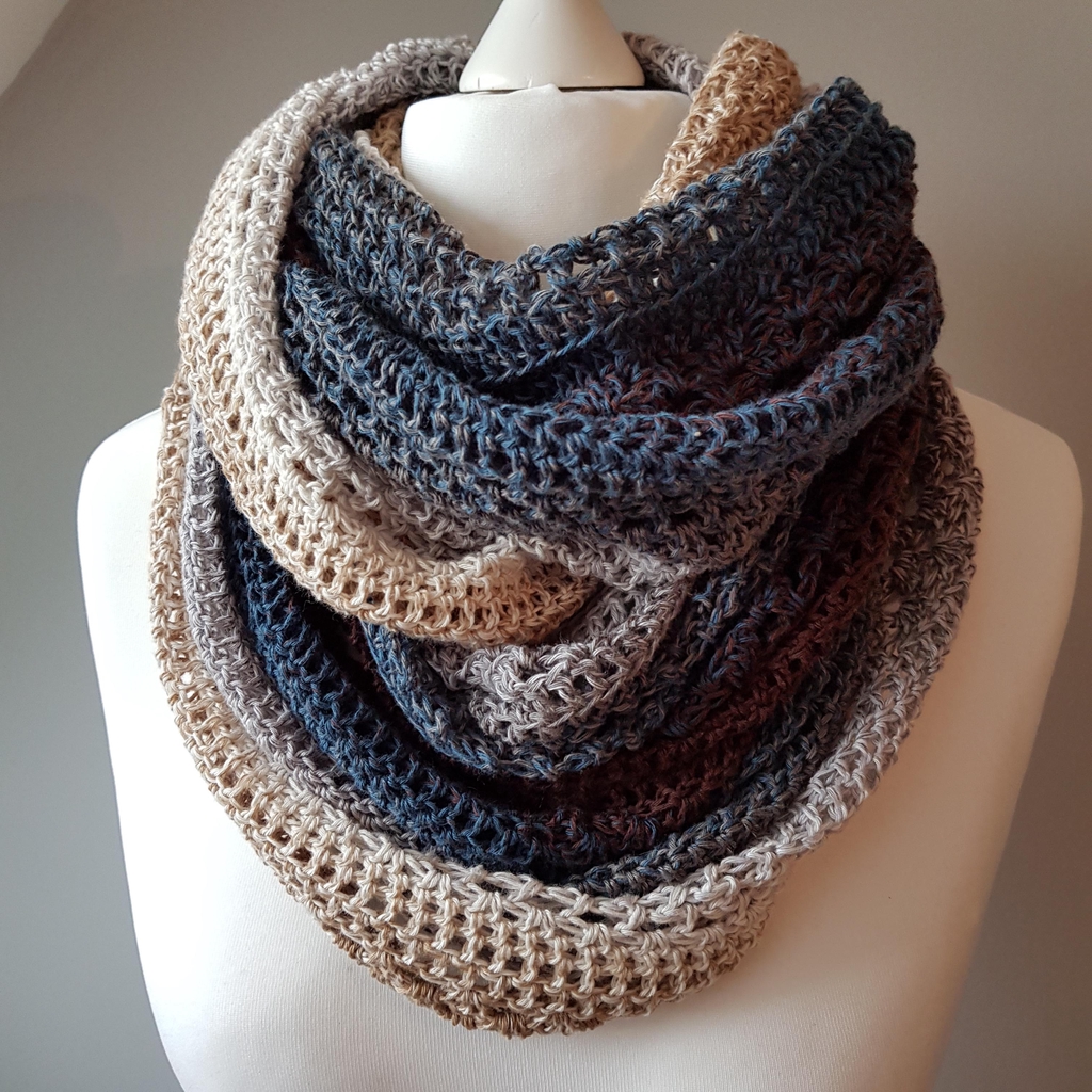 Crochet infinity scarf by Haeklet Nord