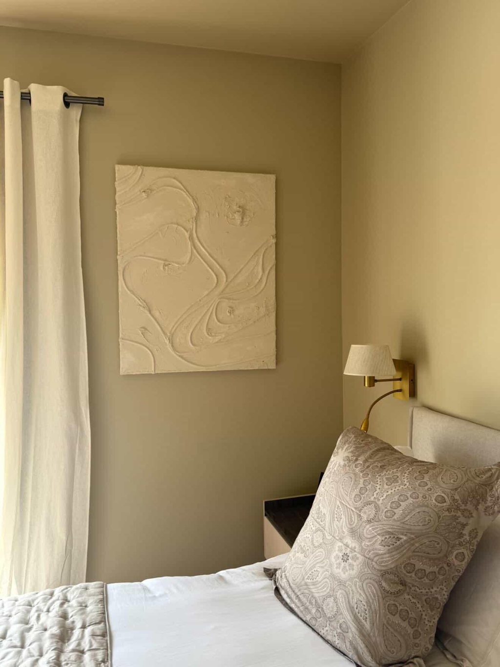 Bienvenue chez Atelier Zoé, un univers artistique doux et raffiné où chaque œuvre est conçue pour apporter caractère, élégance et émotion à votre intérieur.
Tableaux texturés faits main dans le sud de la France, inspirés par les matières naturelles, la lumière et les lignes épurées. Des pièces uniques aux accents minimalistes, créées pour sublimer les espaces avec douceur et authenticité.