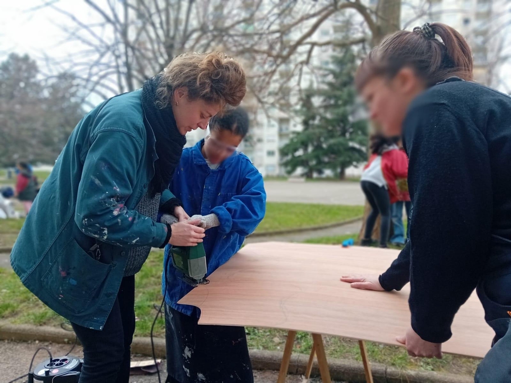 Photo atelier enfant. Apprentissage découpe de bois