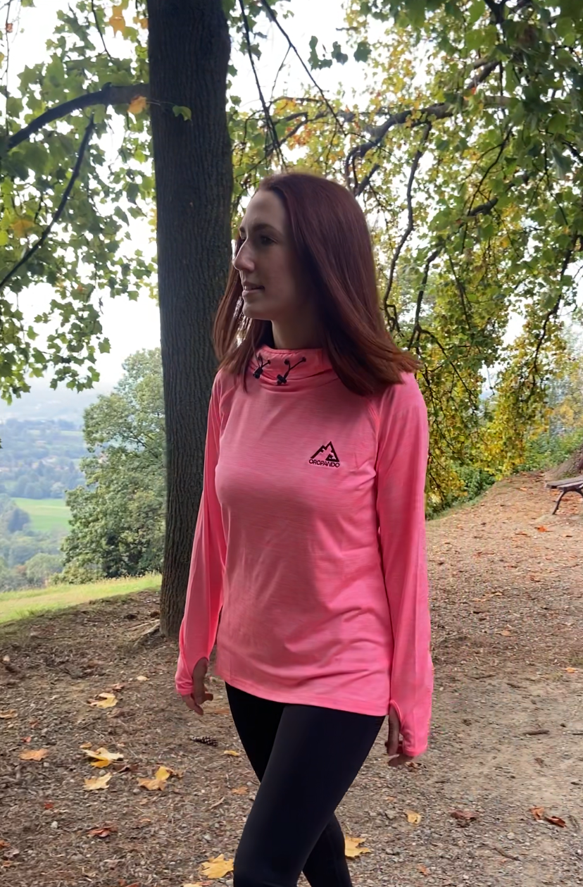 donna con maglia con cappuccio oropando in natura