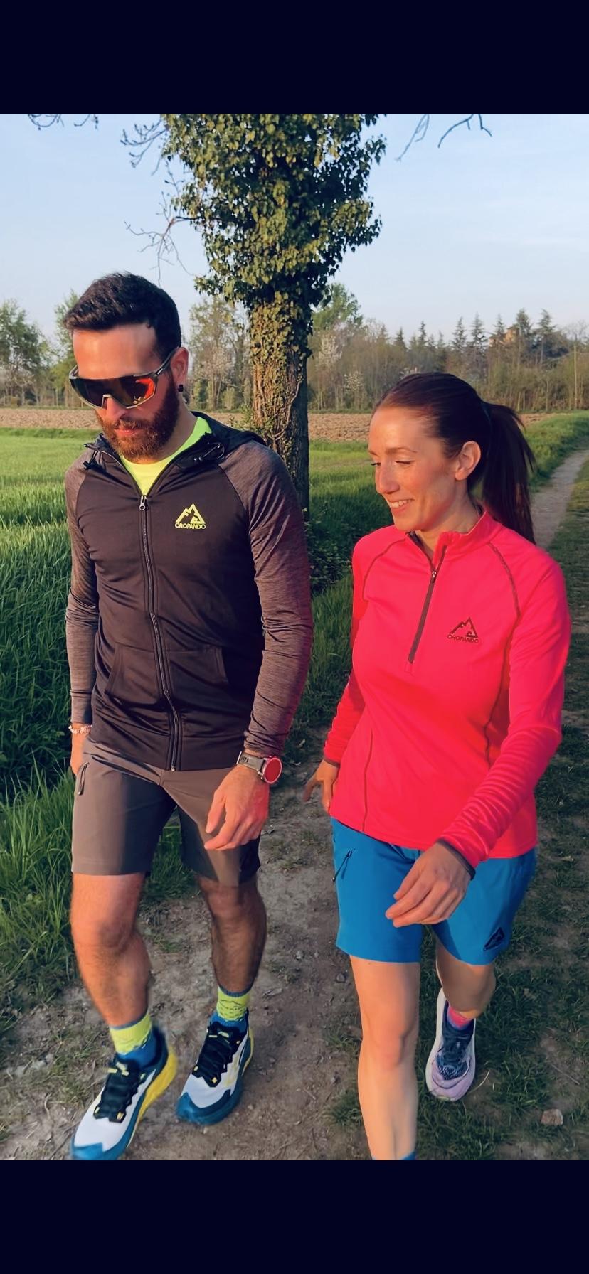 Uomo e donna insieme con giacca e t-shirt Oropando in mezzo alla natura