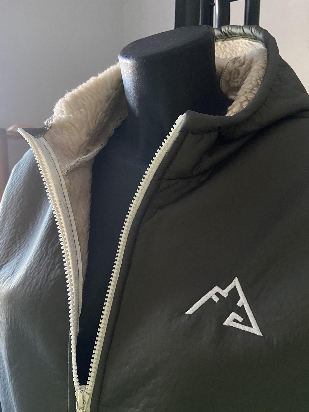 dettaglio cappotto Oropando in neoprene e peluche interno per donna