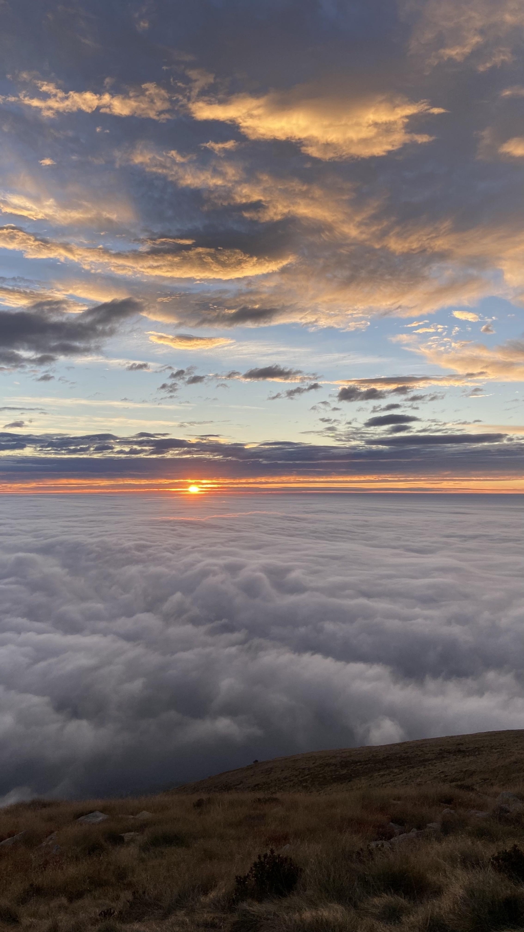 Fotografia del sole all'alba sopra alle nuvole