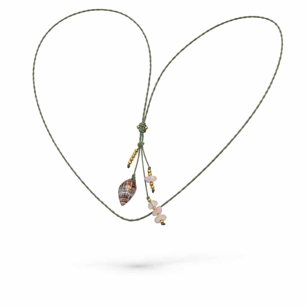 Makramee Ketten – handgeknüpfter Schmuck mit natürlicher Leichtigkeit

Feine Knoten, weiche Farben und kleine Details machen diese Makramee Ketten zu besonderen Begleitern im Alltag. Jede Kette wird von Hand geknüpft und bringt eine ruhige, natürliche Ausstrahlung mit sich.

Die Kombination aus filigraner Knüpftechnik und ausgewählten Elementen sorgt für einen leichten, unaufdringlichen Look. Ob einzeln getragen oder kombiniert mit Creolen aus Edelstahl – Makramee Ketten lassen sich vielseitig stylen und passen zu schlichten wie auch verspielten Outfits.