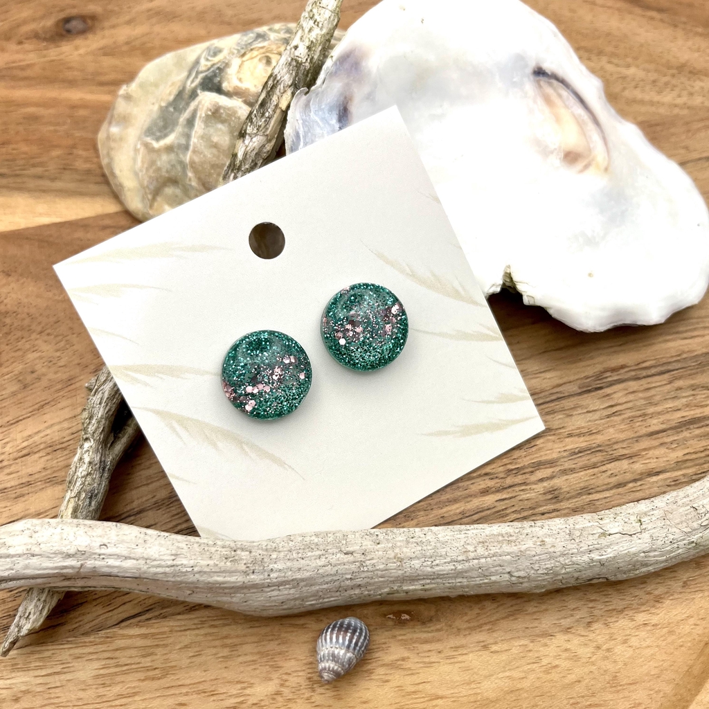 Ohrstecker aus Edelstahl – dezent & modern

Ohrstecker aus Chirurgischen Edelstahl sind die perfekte Wahl für einen minimalistischen Stil. Sie sitzen angenehm leicht am Ohr und lassen sich mühelos mit anderen Schmuckstücken kombinieren.

Ideal für jeden Tag – modern und vielseitig tragbar.