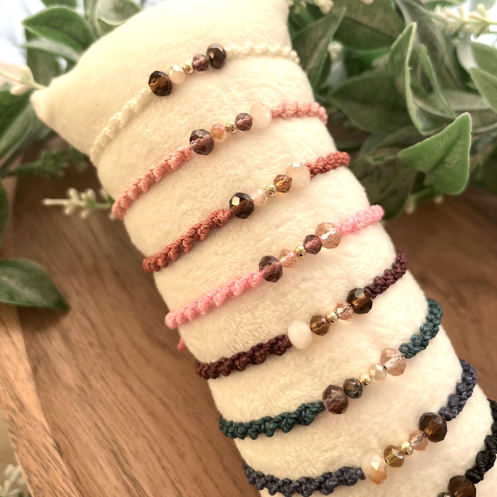 Makramee Armbänder – handgeknüpft mit Charakter

Die Makramee Armbänder werden in Handarbeit gefertigt. Feine Knoten, harmonische Farben und kleine Details machen jedes Stück zu etwas Besonderem.

Sie bringen eine natürliche Leichtigkeit in deinen Look und lassen sich wunderbar mit deinen Lieblings-Creolen kombinieren.