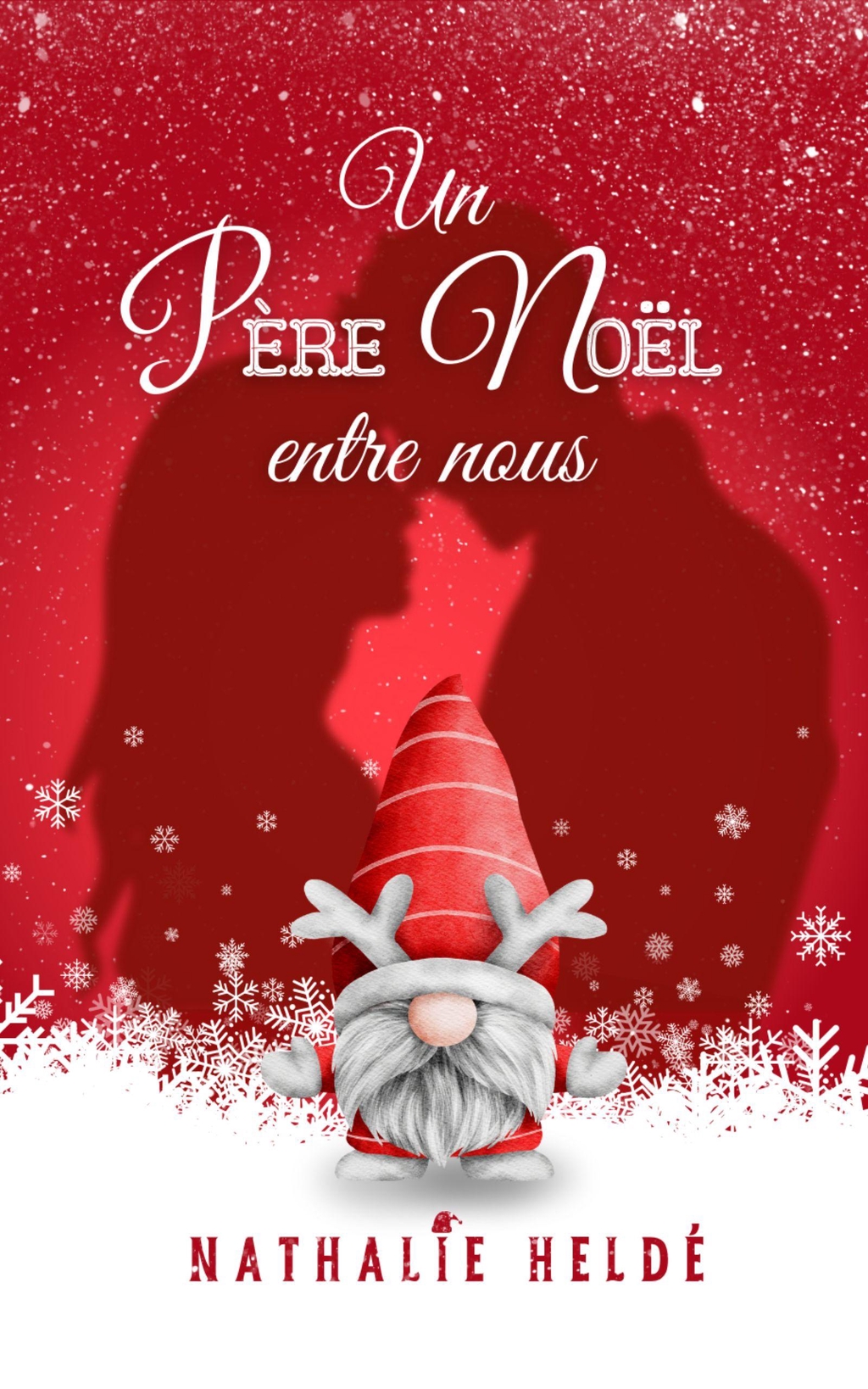 Couverture de Un père Noël entre nous, par Nathalie Heldé. Un couple d'ombres s'embrassent sur un fond rouge, avec un nain de jardin au premier plan, avec des flocons blancs qui tombent.