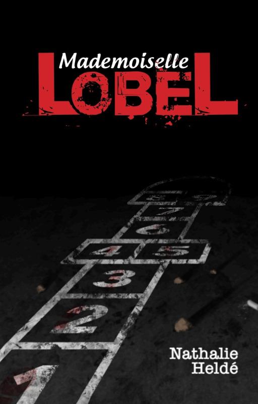 Couverture de Mademoiselle Lobel, par Nathalie Heldé. Une marelle dessinée à la craie blanche sur un fond noir, avec des traces de sang.
