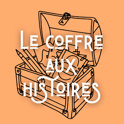 Coffre ouvert rempli de feuilles, crayons et petits objets créatifs, illustrant un univers d’histoires à imaginer.
Pardessus le coffre est écris : Le Coffre Aux Histoires