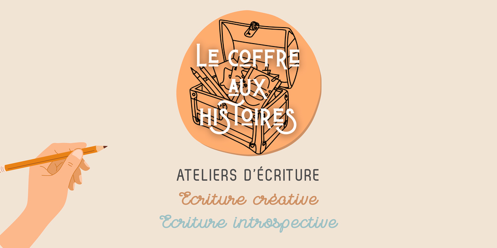 Illustration (logo) d’un coffre ouvert rempli de feuilles, accompagné du texte Le Coffre aux Histoires, sur fond orange. Puis, sur fond beige, une main tenant un crayon, avec la mention : ateliers d’écriture créative et introspective.