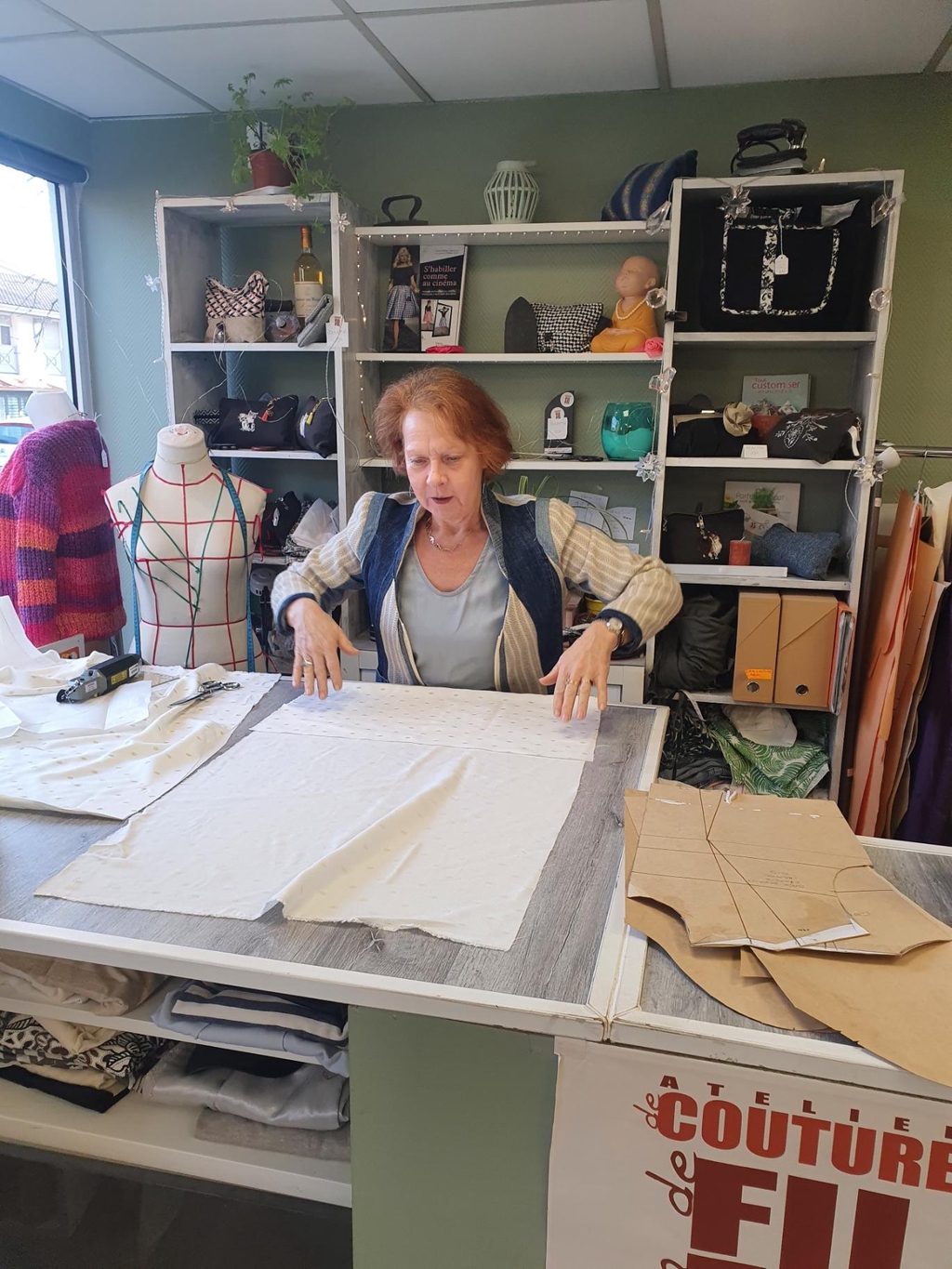 Créatrice de vêtement unique responsable ;durable.
tous se réalisent dans mon Atelier de Couture à Saint 
Médard en Jalles.
soyons plus responsable de cette industrialisation textile pièces recyclé 