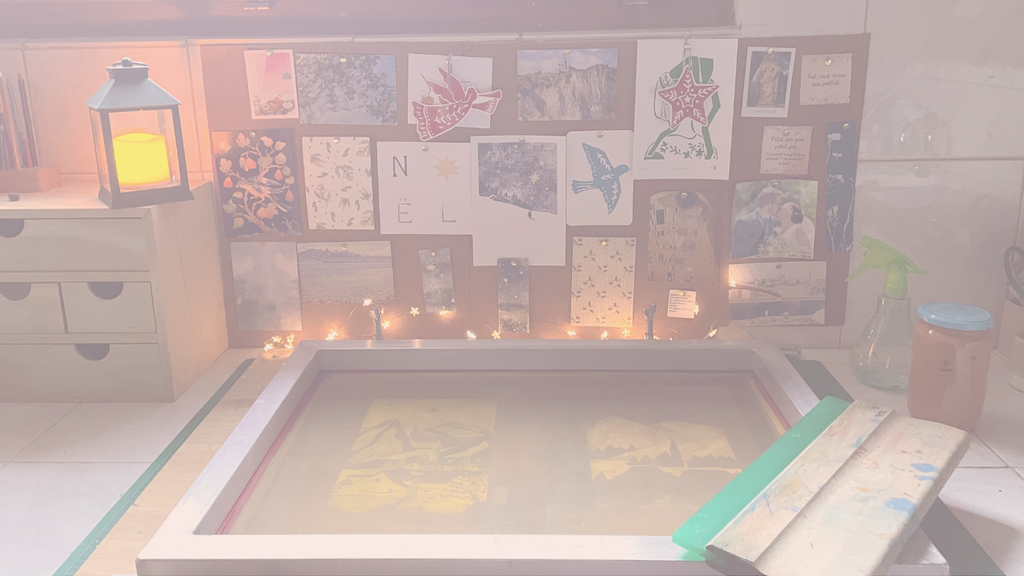 Je suis Axelle, la créatrice de la palette des saison, une boutique en ligne de papeterie (cartes postales et affiches) et de calendriers en sérigraphie artisanale. Inspirée par la nature le rythme des saisons et mes souvenirs d'enfance, je crée des illustrations poétiques pour embellir votre quotidien.