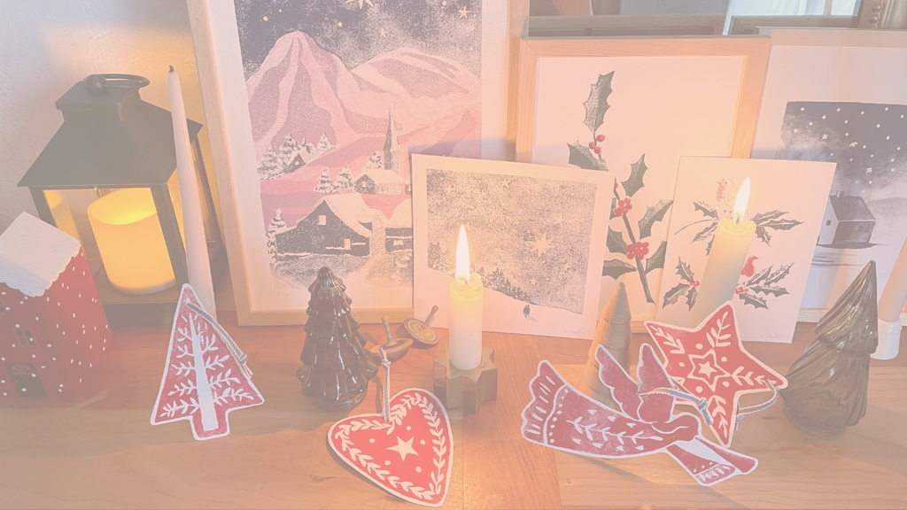 Pensées pour embellir votre quotidien, mes créations en sérigraphie artisanale célèbrent la beauté et le rythme des saisons.
Calendriers, affiches et cartes postales... Chaque illustration, imprimée en sérigraphie artisanale, porte l’empreinte de l’artisanat et un objet unique.