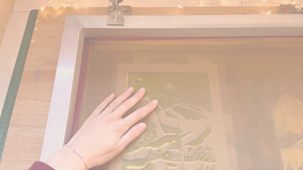 Des sérigraphies en éditions limitées. Imprimées à la main en sérigraphie artisanale, mes illustrations à caractère unique. Editions limitées.
Sérigraphie artisanale à offrir ou à s’offrir :
À accrocher au mur en décoration, à disposer sur un meuble en décoration ou à envoyer en carte postale, chaque sérigraphie artisanale apporte une touche poétique au quotidien.