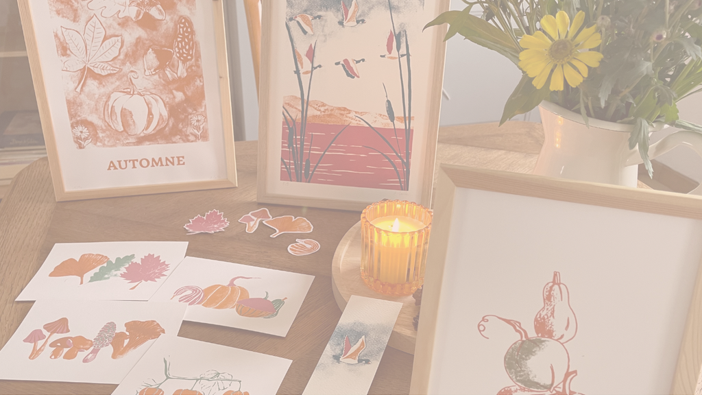 Pensées pour embellir votre quotidien, mes créations en sérigraphie artisanale célèbrent la beauté et le rythme des saisons.
Calendriers, affiches et cartes postales, stickers... Chaque illustration, imprimée en sérigraphie artisanale, porte l’empreinte de l’artisanat et un objet unique.