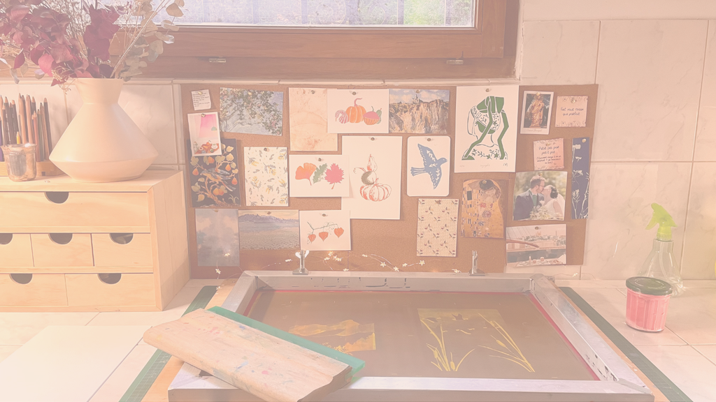Je suis Axelle, la créatrice de la palette des saison, une boutique en ligne de carterie (carte postale, marque page, affiche) et de calendriers en sérigraphie artisanale. Inspirée par la nature le rythme des saisons et mes souvenirs d'enfance, je créer des illustrations poétiques pour embellir votre quotidien.
