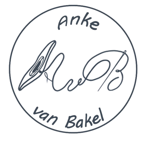 Historische Weberei Anke van Bakel. Finde dein handgewebtes Lieblingsstück.
Einzigartig, Natürlich, Nachhaltig, Persönlich. Historische, kunstvolle Designs und Techniken, die weiterhin faszinieren und inspirieren.